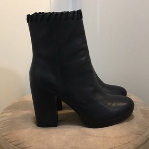 URBAN OUTFITTERS •”Bobbie” • Leather Platform Boot • NIB